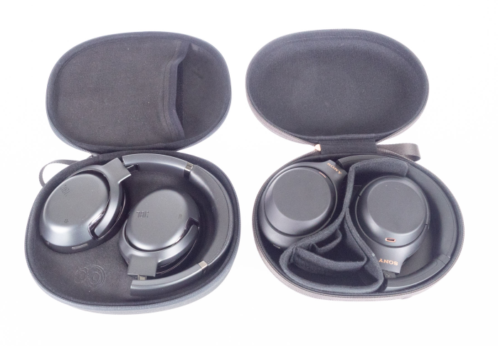 Links der Tour One M2 in der Transporttasche, rechts Sonys älterer WH-1000XM4 mit Faltmechanismus in der Transporttasche (Bild:Nina Völkel/Golem.de)