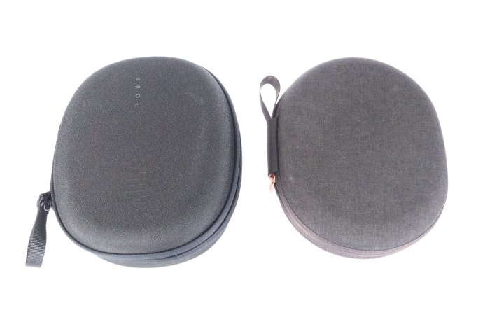 Links die verschlossene JBL-Tasche mit Druckknopf an der Schlaufe, rechts die geschlossene Sony-Tasche  zum WH-1000XM4 (Bild:Nina Völkel/Golem.de)