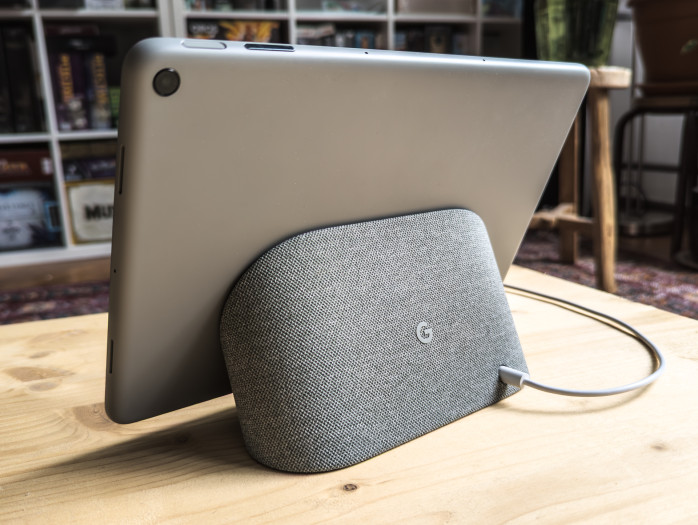 Das Tablet wird magnetisch auf der Docking-Station gehalten. (Bild: Tobias Költzsch/Golem.de)