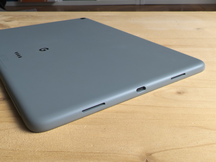 Geladen werden kann das Pixel Tablet drahtlos auf dem Dock oder per USB-Kabel. (Bild: Tobias Költzsch/Golem.de)