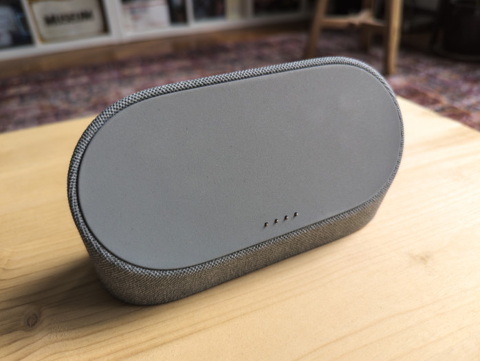 Die Docking-Station hält das Tablet magnetisch und lädt es über Pogo-Pins auf. (Bild: Tobias Költzsch/Golem.de)