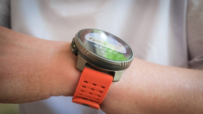 Auf Bildern baut die Vertical recht hoch, davon bekommt man am Arm aber wenig mit - das Wearable trägt sich komfortabel. (Bild: Steinlechner/Golem.de)