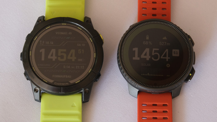 Links die Garmin Enduro 2, rechts die Suunto Vertical. (Bild: Steinlechner/Golem.de)