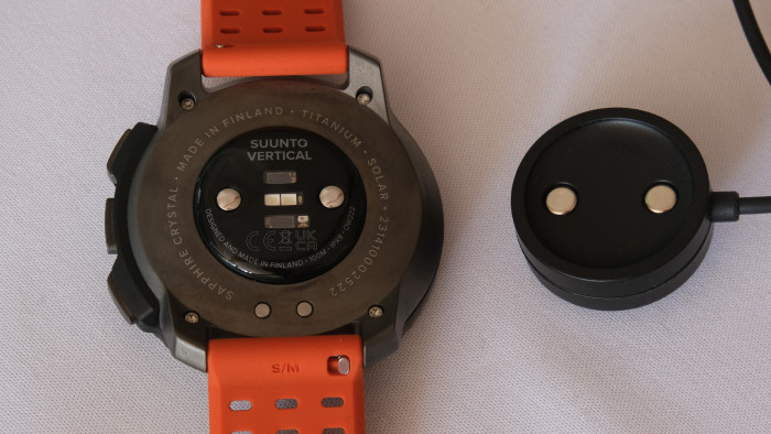 Der Ladepunk der Vertical wird magnetisch gehalten. (Bild: Steinlechner/Golem.de)