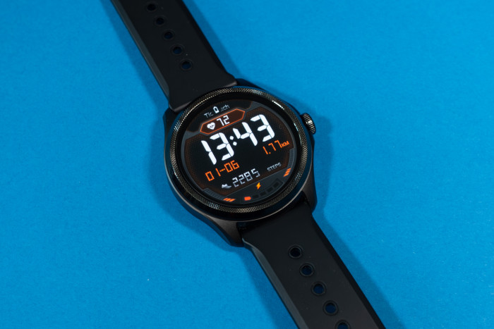 Die Smartwatch hat ein OLED-Display ...