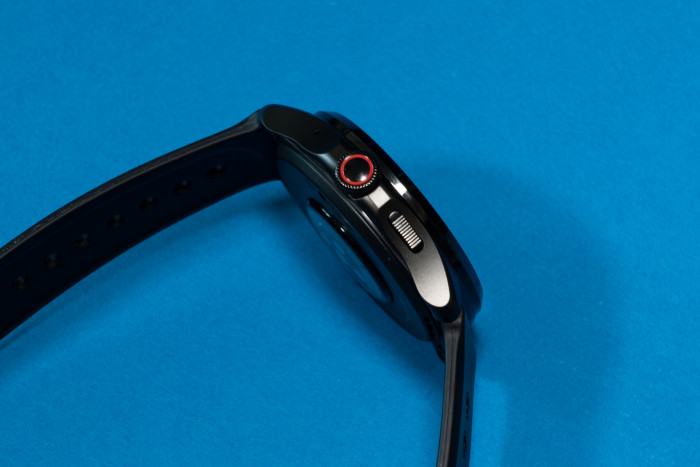 Die Ticwatch Pro 5 wird mit einem Button und einer drehbaren Krone bedient. (Bild: Tobias Költzsch/Golem.de)