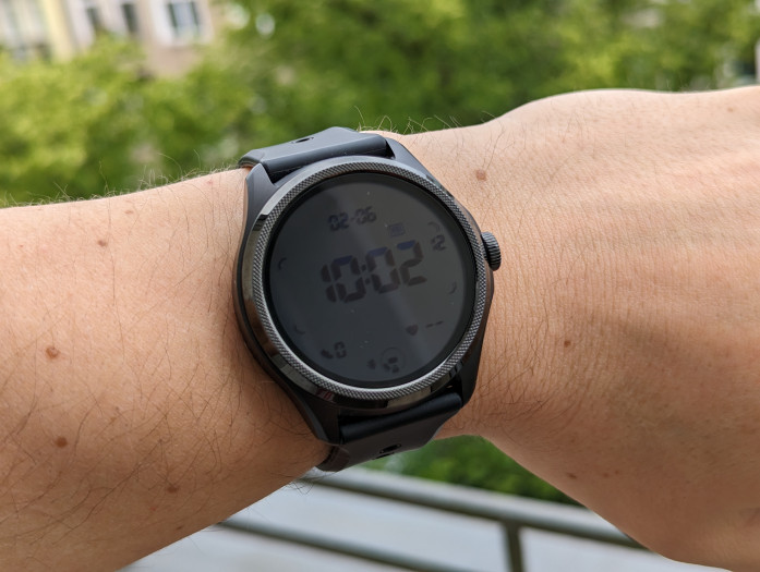 Im Schatten lässt sich das Digitaldisplay mitunter nicht leicht ablesen. (Bild: Tobias Költzsch/Golem.de)