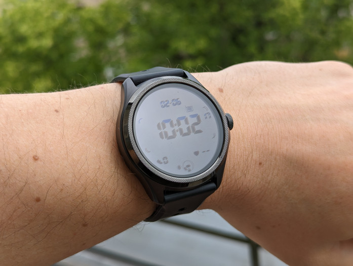 Halten wir das Display ins Licht, ist es leichter, den Bildschirminhalt zu erkennen. (Bild: Tobias Költzsch/Golem.de)