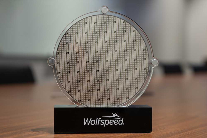 Wafer wie diesen wird Wolfspeed voraussichtlich ab 2027 im saarländischen Ensdorf fertigen. (Bild: Wolfspeed)
