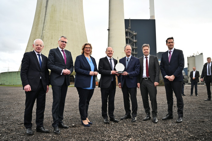Bei der Vorstellung der Fab-Pläne kamen neben Wolfspeeds CEO Gregg Lowe (Mitte rechts mit Wafer) und Ministerpräsidentin Anke Rehlinger auch Bundeskanzler Olaf Scholz und Bundeswirtschaftsminister Robert Habeck nach Ensdorf. (Bild: Wolfspeed)