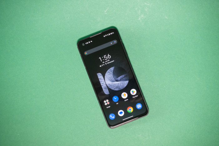 Das Display ist 5,9 Zoll gro&szlig;. (Bild: Tobias K&ouml;ltzsch/Golem.de)