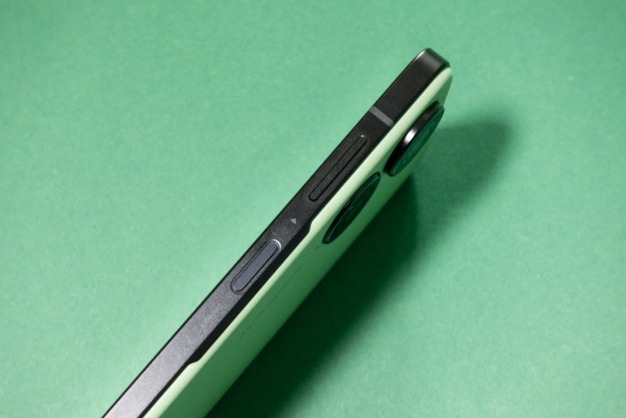 Im Einschalter ist der Fingerabdrucksensor untergebracht, der auch mit Wischbewegungen belegt werden kann. (Bild: Tobias K&ouml;ltzsch/Golem.de)