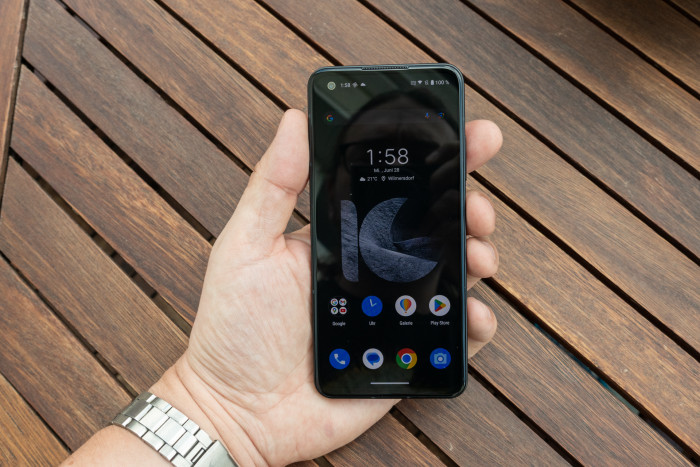 Das Zenfone 10 liegt angenehm kompakt in der Hand. (Bild: Tobias K&ouml;ltzsch/Golem.de)