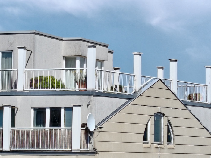 Bei maximaler achtfacher Vergr&ouml;&szlig;erung nimmt die Bildqualit&auml;t ab. (Bild: Tobias K&ouml;ltzsch/Golem.de)