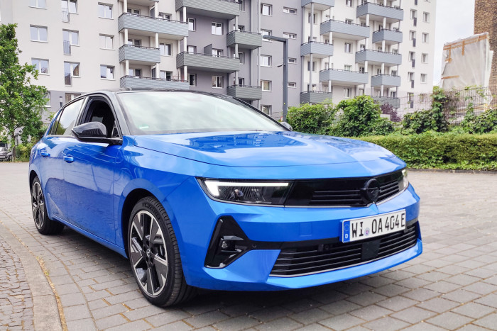 Die GS-Version verfügt serienmäßig über LED-Scheinwerfer. (Foto: Martin Wolf/Golem.de) 