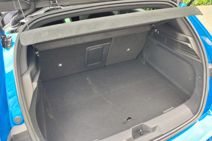 Der Kofferraum fällt mit einem Volumen von 328 Litern recht klein aus. (Foto: Martin Wolf/Golem.de)