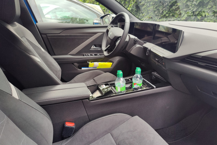 Fahrer und Beifahrer haben ausreichend Platz. (Foto: Martin Wolf/Golem.de)