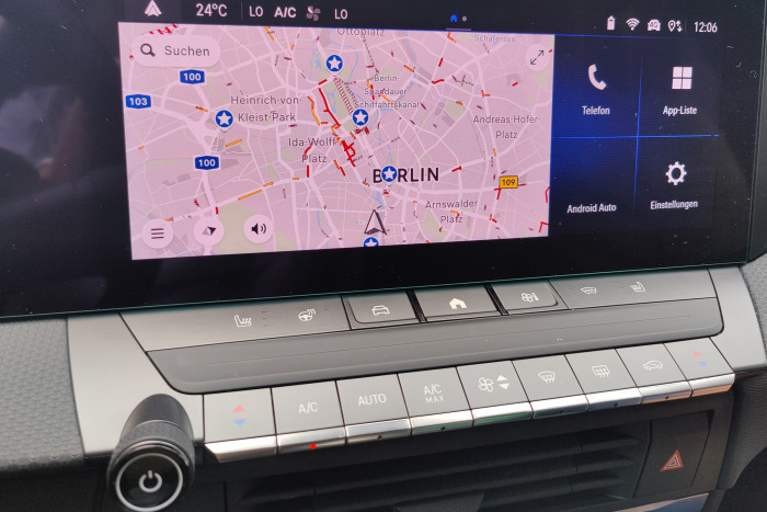 Opel ist beim Bedienkonzept eher konservativ und setzt weiterhin viele Schalter und Taster ein. (Foto: Martin Wolf/Golem.de)