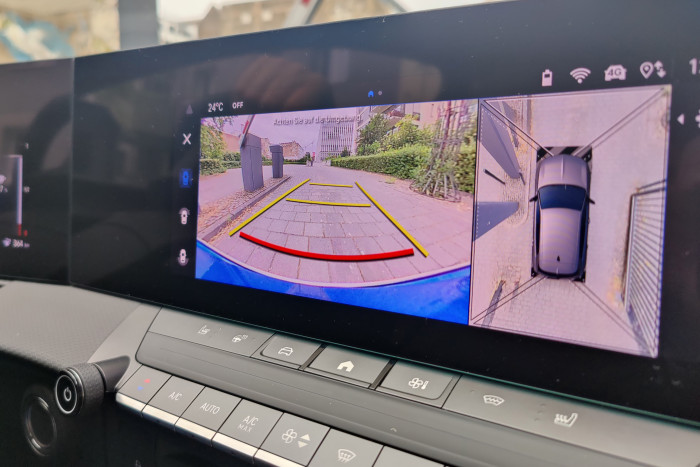 In der GS-Version gibt es eine serienmäßige 360-Grad-Kamera.(Foto: Martin Wolf/Golem.de) 