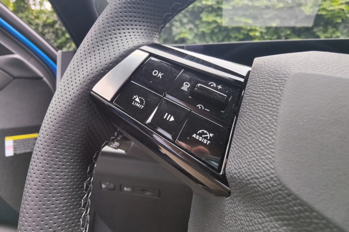Das rechte Bedienfeld des Lenkrads steuert die Assistenzsysteme. (Foto: Martin Wolf/Golem.de)