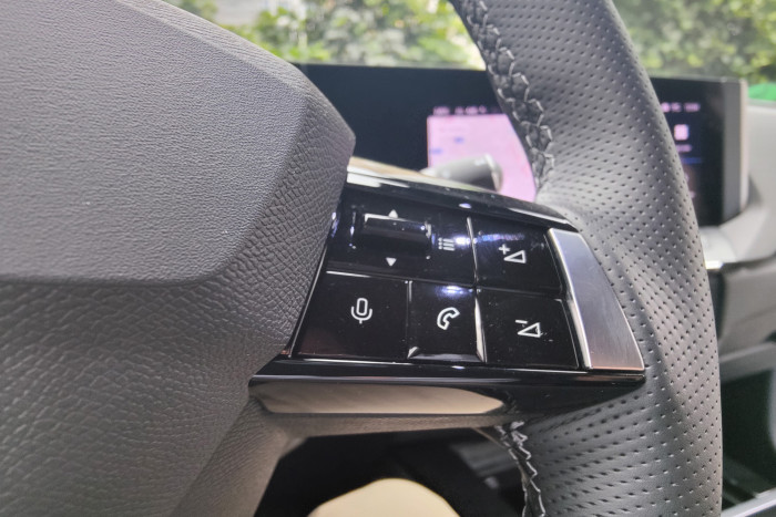 Das linke Bedienfeld steuert die Medienwiedergabe und die Anzeige im Fahrerdisplay. (Foto: Martin Wolf/Golem.de)