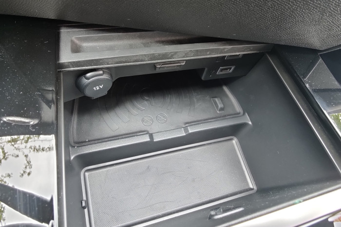 Gegen Aufpreis gibt es eine Ladeschale für das Smartphone. Die Einbindung von Android Auto und Apple Carplay erfolgt über WLAN.(Foto: Martin Wolf/Golem.de) 