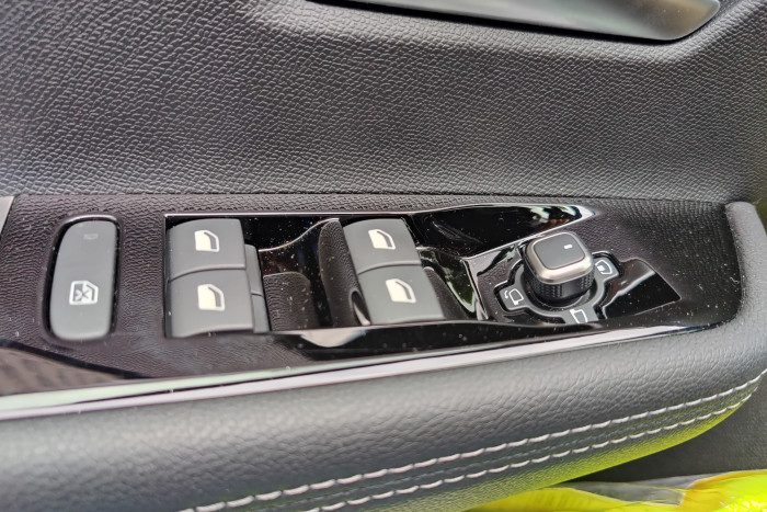 Mit dem Bedienknopf in der Fahrertür lassen sich nicht nur die Außenspiegel, sondern auch das Headup-Display einstellen. (Foto: Martin Wolf/Golem.de)