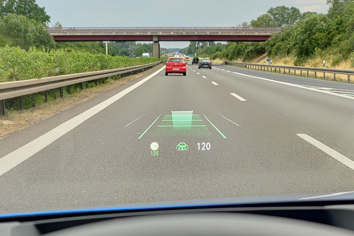 Die Werte des Abstandsregeltempomaten werden nur im Head-up-Display angezeigt. (Foto: Friedhelm Greis/Golem.de) 