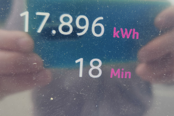 Bei halb vollem Akku luden wir mit 70 kW, so dass in 18 Minuten nur 18 kWh nachgeladen wurden. (Foto: Friedhelm Greis/Golem.de) 