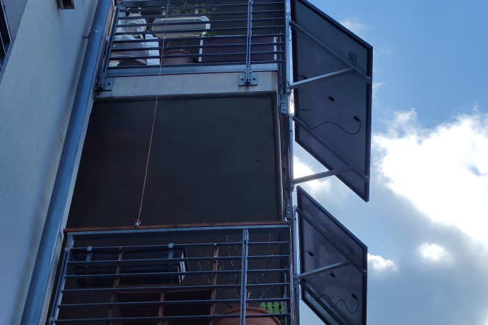 Damit stehen die Panels 70 cm vom Geländer ab. (Foto: Friedhelm Greis/Golem.de)