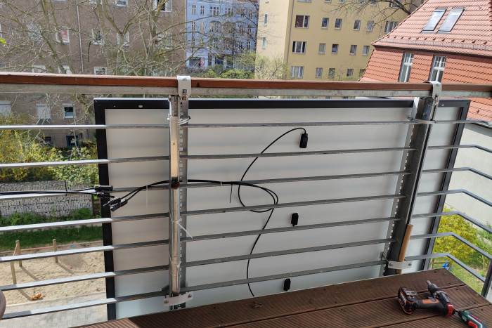 Zum Vergleich haben wir eines der Panels senkrecht am Geländer montiert. (Foto: Friedhelm Greis/Golem.de)