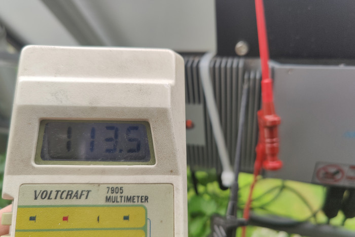 Unerwartet lag am Gehäuse des Wechselrichters eine Spannung von mehr als 100 Volt an. (Foto: Friedhelm Greis/Golem.de)