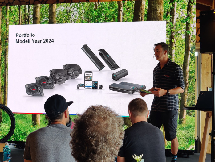 Der Chef der E-Bike-Sparte von Bosch, Claus Fleischer, stellt die Neuheiten f&uuml;r das Produktjahr 2024 vor. (Bild: Martin Wolf/Golem.de)