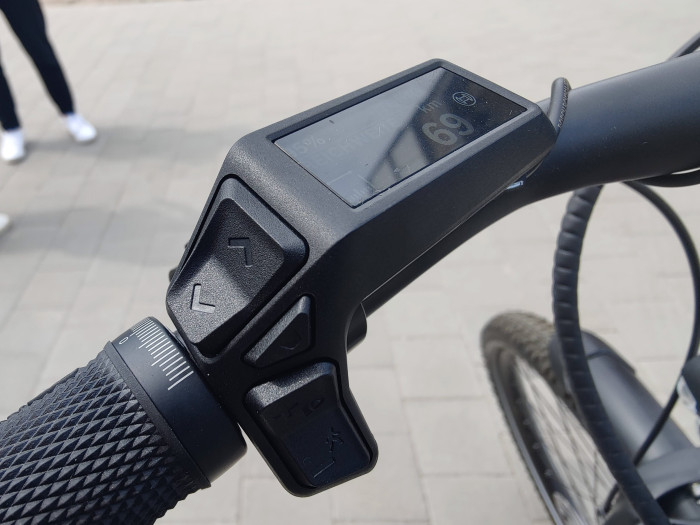 Die wichtigsten Elemente sind gut mit dem Daumen erreichbar. (Bild: Martin Wolf/Golem.de)