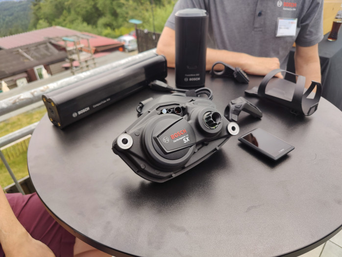 Der Akku Power Tube 400, der Motor Performance Line SX und der Range Extender k&ouml;nnen mit der kleinen Fernbedienung und dem Motorcontroller kombiniert werden. (Bild: Martin Wolf/Golem.de)