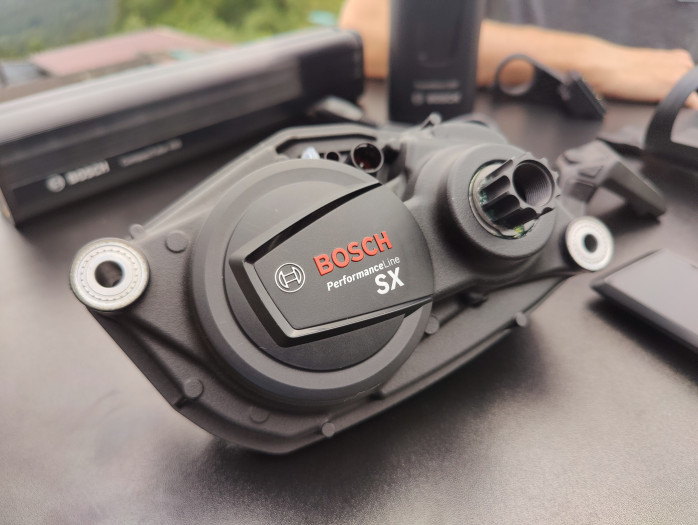 Der Motor ist mit zwei Kilogramm verh&auml;ltnism&auml;&szlig;ig leicht und sehr kompakt. (Bild: Martin Wolf/Golem.de)