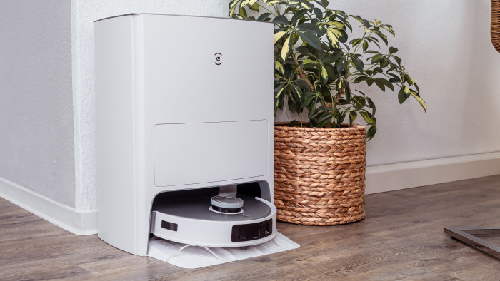 Okay, die Selbstreinigungstechnik braucht schon etwas Platz. Aber kein Hersteller baut derzeit so große Stationen wie Ecovacs. (Bild: Berti Kolbow-Lehradt)