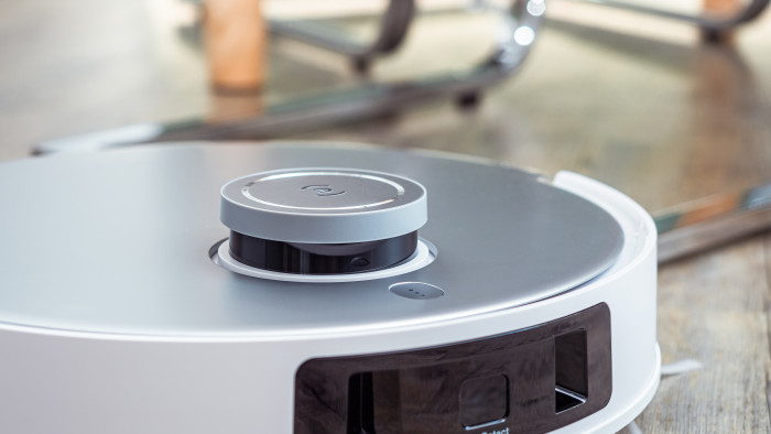 Ecovacs hat die Lasersensorik im Aussichtsturm des T20 so gut getunt, dass sich der Saug- und Wischroboter auch zwischen vielen Stuhlbeinen unter einem Esstisch zurechtfindet. (Bild: Berti Kolbow-Lehradt)