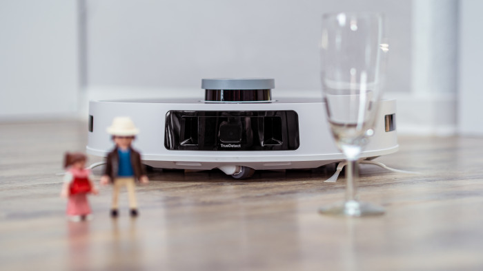 Wankelmütige KI: Playmobilfiguren umfährt der T20, ein Sektglas fährt er um. (Bild: Berti Kolbow-Lehradt)