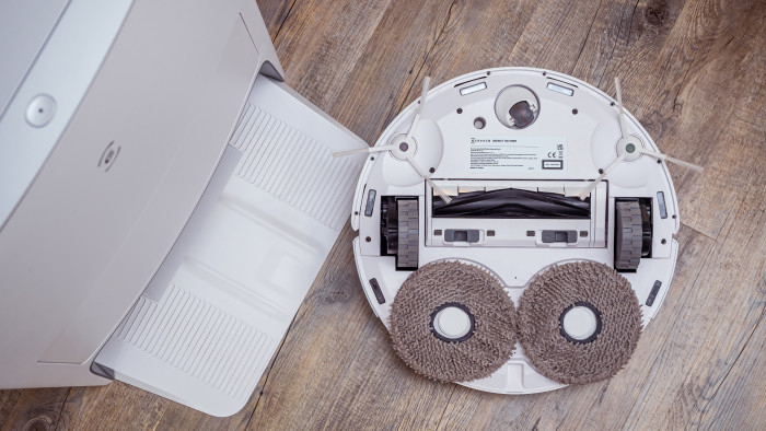 Der T20 wischt mit seinen rotierenden Mopps hervorragend. So schnell hat noch kein Roboter angetrockneten Ketchup entfernt. (Bild: Berti Kolbow-Lehradt)