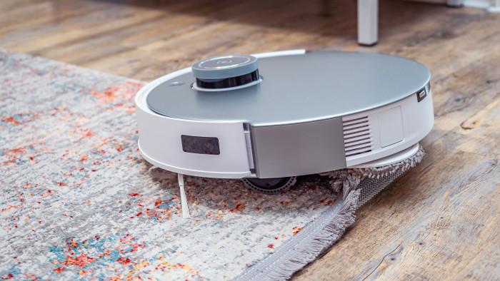 Gelegentlich hakt sich das anhebbare Wischmodul in nach oben gebogene Teppichecken, strampelt sich aber zum Glück selbst frei und kann weiterputzen. (Bild: Berti Kolbow-Lehradt)