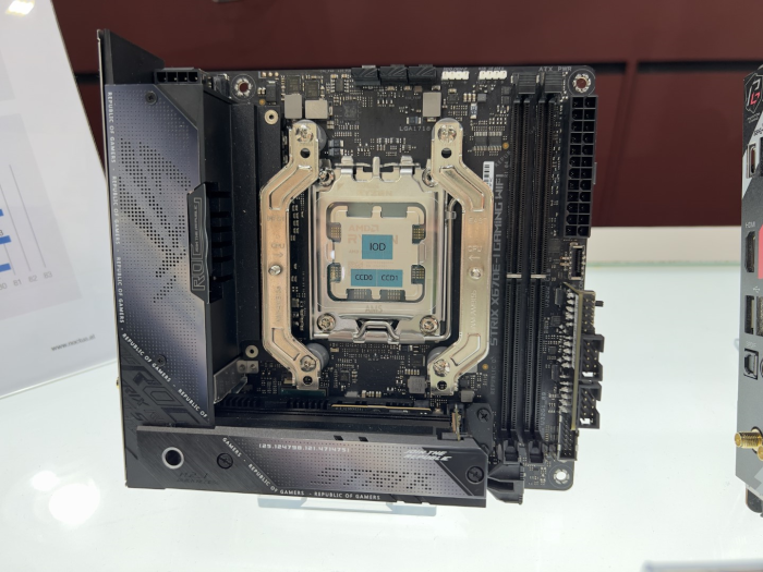 Um den K&uuml;hler optimal &uuml;ber den CCDs der Ryzen-7000-CPUs zu positionieren, bietet Noctua neue Schienen an. (Bild: Martin B&ouml;ckmann/Golem.de)