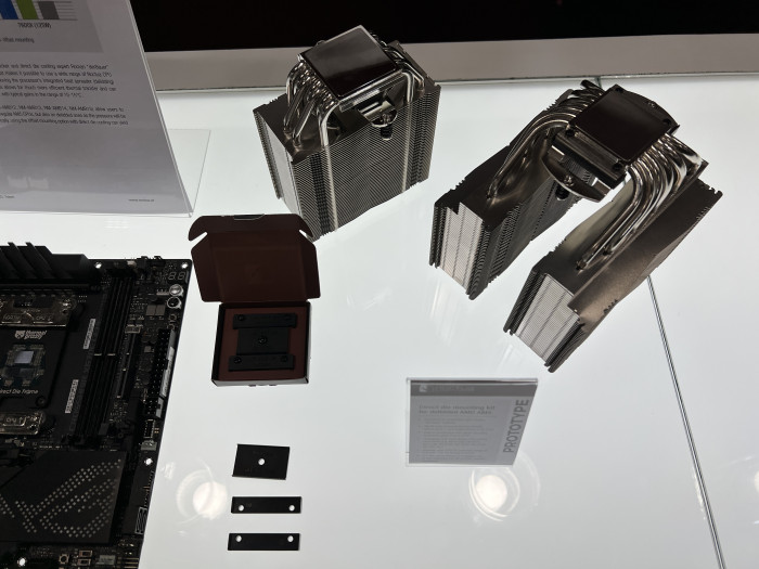 Die Abstandshalter aus Plastik sind leicht zu installieren und k&ouml;nnen auch im 3D-Drucker selbst gedruckt werden. (Bild: Martin B&ouml;ckmann/Golem.de)