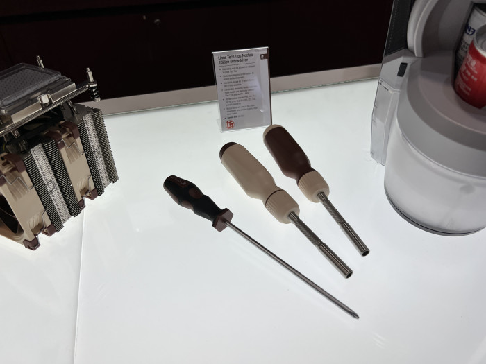 Noctua zeigte eine Vorserienversion des LTT-Schraubenziehers in den Noctua-Farben. Er soll in Europa auch von Noctua direkt vertrieben werden, was Versandkosten gegen&uuml;ber dem Direktversand aus Kanada spart. (Bild: Martin B&ouml;ckmann/Golem.de)