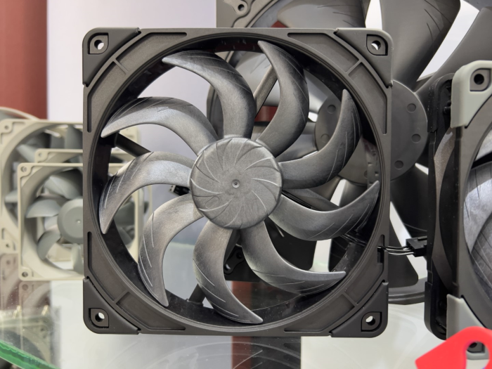 Den neuen 140-mm-L&uuml;fter wird es auch in Schwarz geben. (Bild: Martin B&ouml;ckmann/Golem.de)