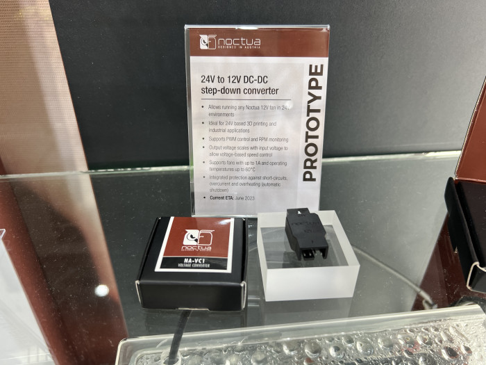 F&uuml;r die Industrie ist auch der 24V-Adapter, womit 12V-L&uuml;fter auch an 24V-Stromquellen laufen. (Bild: Martin B&ouml;ckmann/Golem.de)