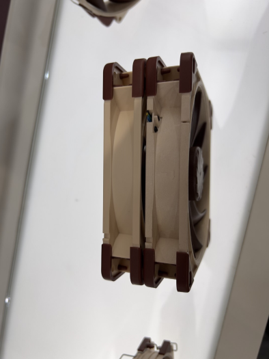 Kaum sichtbar: Die vermutlich finale Version des 140-mm-L&uuml;fters wird aus einem neuen Material hergestellt, damit sich der Rahmen nicht verzieht. (Bild: Martin B&ouml;ckmann/Golem.de)