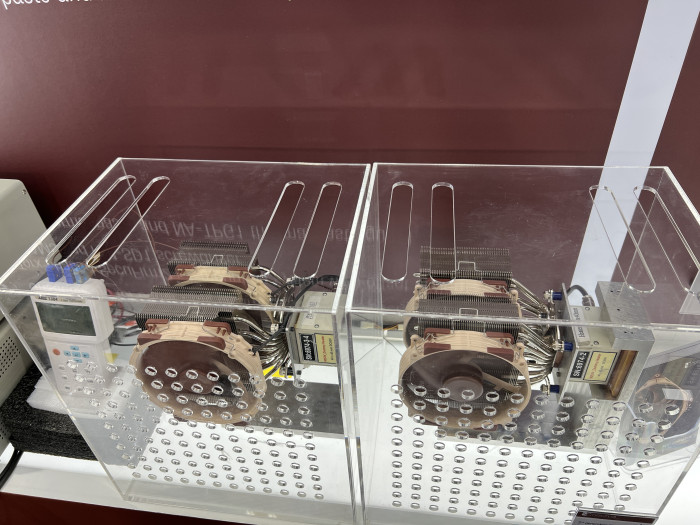 Der n&auml;chste NH-D15 schafft in der Live-Demo vor Ort etwas mehr als drei Kelvin niedrigere Temperaturen. Verantwortlich sind 20 Prozent mehr Oberfl&auml;che und die neuen 140-mm-L&uuml;fter. (Bild: Martin B&ouml;ckmann/Golem.de)