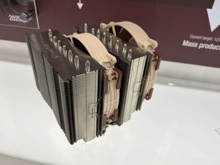 Der n&auml;chste NH-D15 schafft in der Live-Demo vor Ort etwas mehr als drei Kelvin niedrigere Temperaturen. Verantwortlich sind 20 Prozent mehr Oberfl&auml;che und die neuen 140-mm-L&uuml;fter. (Bild: Martin B&ouml;ckmann/Golem.de)