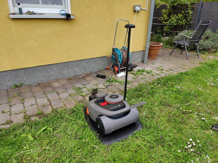 Antenne, Basisstation und Mäher beim Aufladen. (Bild: Martin Wolf/Golem.de)